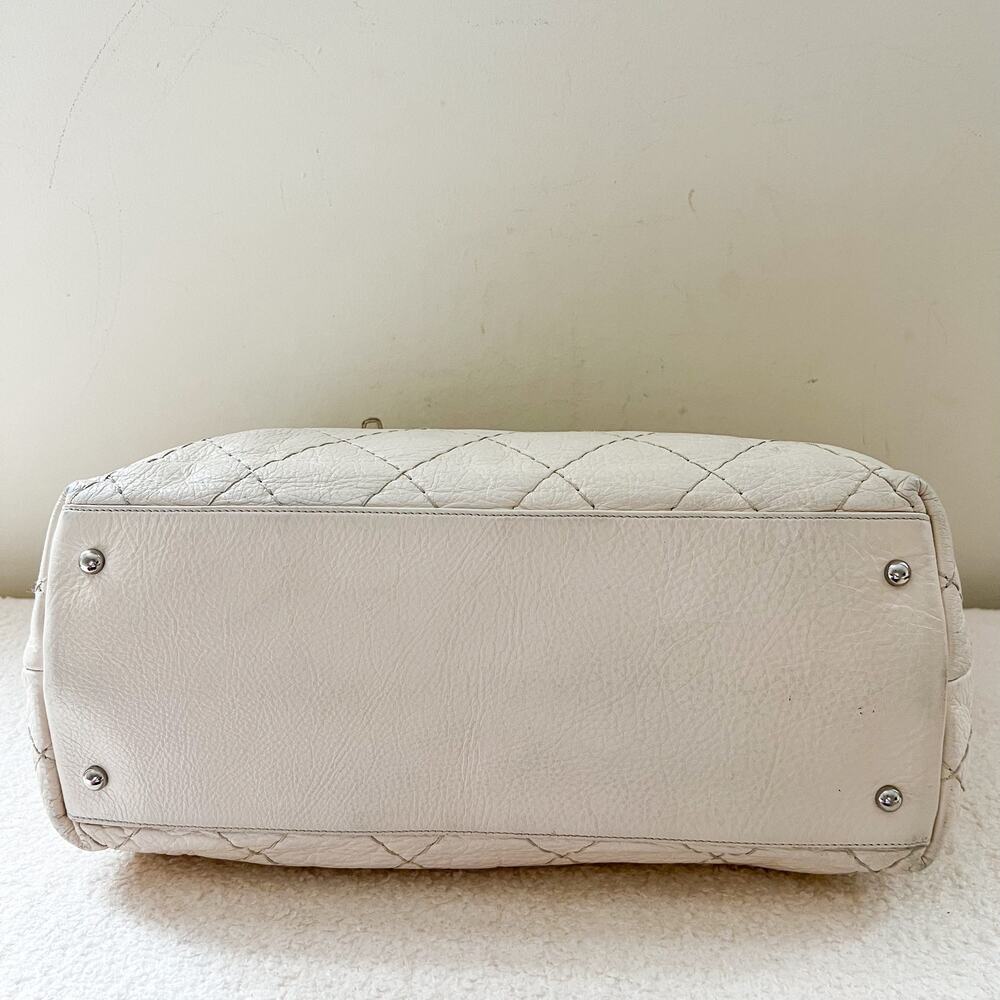 CHANEL On the Road Cream Leather Large Tote - Picture 4 of 15